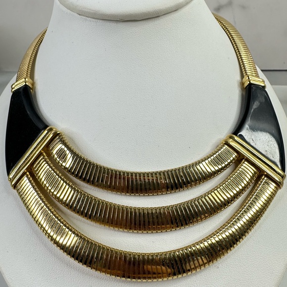 Bold Elegant 1980s GIVENCHY Gold Plate and Black Lucite Statement Necklace RARE - Picture 4 of 8
